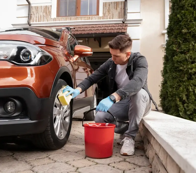 Lavage auto à domicile Saint-Jean-d'Elle : professionnel intervenant sur un véhicule